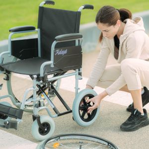 Opcijsko večja transportna kolesa poleg malih pomožnih transportnih koles